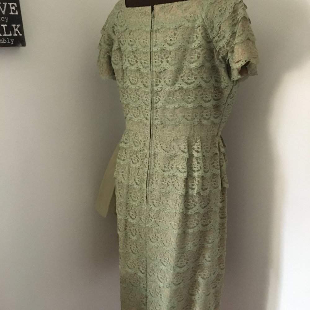 VINTAGE LARGE GREEN LACE AND SASH DRESS - Picture 3 of 6